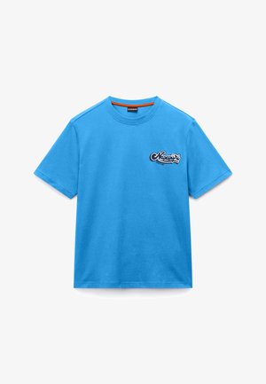 Světle modré tričko s krátkým rukávem a kulatým výstřihem, s malým bílým a černým logem na levé straně hrudi s nápisem "Napapijri Since 1987".