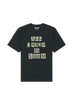 Zwarte katoenen t-shirt met gedurfde, witte en groene grafische tekst: "ALLES WAT IK NODIG HEB IS $100 M," gerangschikt in een gestapeld formaat.