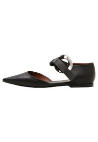 Zapato plano de cuero negro con puntera afilada, con una hebilla plateada redonda y una correa negra alrededor del tobillo. Textura suave, diseño minimalista.