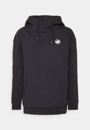 Czarna bluza z kapturem, z kieszenią kangurzą, regulowanym kapturem na sznurki oraz małym białym logo na piersi. Wykonana z miękkiego materiału z ściągaczami przy mankietach.
