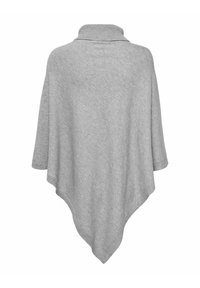 Lichtgrijze gebreide poncho met een hoge kraag, met een vloeiende, asymmetrische vorm en een zachte textuur.