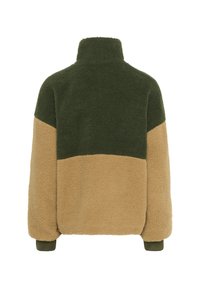 Giacca pullover in pile di colore verde scuro e beige, con colletto alto, tessuto strutturato e blocchi di colore a contrasto sulle spalle e ai lati.