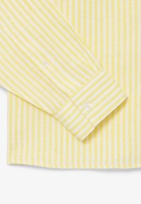 Camicia a strisce gialle e bianche con polsini con bottone, tessuto leggero e orlo dritto con una consistenza liscia.