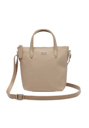 Beige texturierte Umhängetasche aus Stoff mit zwei Griffen, verstellbarem Riemen, Reißverschluss und kleinem Krokodil-Logo auf der Vorderseite.