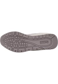 Podeszwa sportowych butów Hummel, z teksturowanym, wielokierunkowym wzorem bieżnika w szarym gumie, z logo w pobliżu pięty i gładkimi krawędziami.