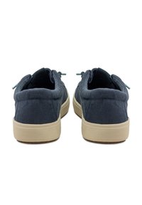 Temno modri platneni čevlji brez vezalk z bež gumijastim podplatom. Vključujejo ojačan petni del in elastične vezalke za varen oprijem.