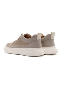 Sneakers beige con pannelli in rete e sintetico liscio, punta rotonda e suola in gomma bianca testurizzata. Anelli sul tallone per indossarli facilmente.