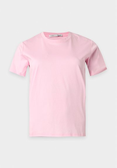 Ανοιχτό ροζ βαμβακερό T-shirt με κοντά μανίκια, στρογγυλή λαιμόκοψη και ετικέτα "Tiger of Sweden" μέσα στο γιακά, σε απλό ανοιχτό φόντο.