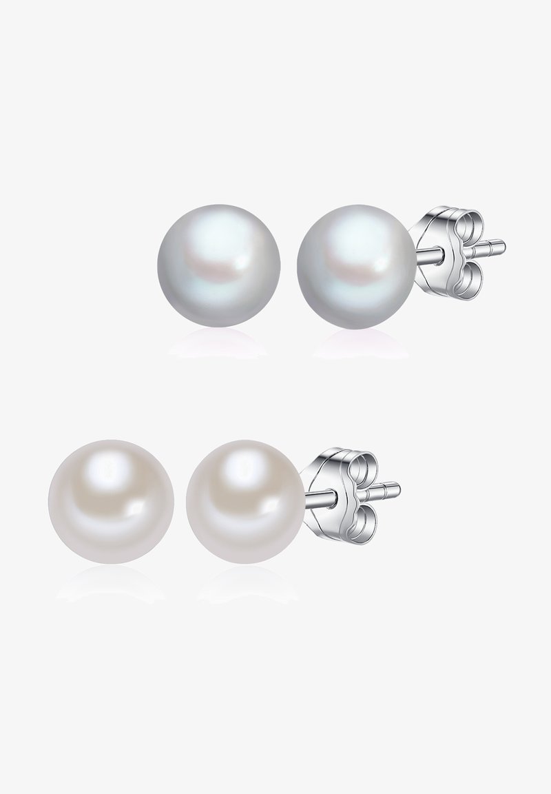 Dvi poros perlų auskarų su smeigėmis. Viršutinė pora turi iridescencinius pilkus perlų; apatinė pora – lygius baltus perlus. Sidabro spalvos metalinės užsegimo detalės.