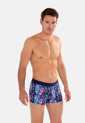 Männerschwimmshorts mit einem bunten geometrischen Muster in Blau, Pink und Lila. Hergestellt aus dehnbarem Stoff mit einem dunkelblauen Bund.