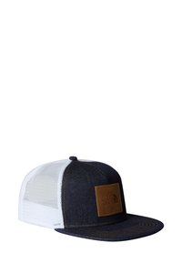 Cappello in denim con un frontale blu scuro, lati in rete bianca, patch in pelle marrone con logo e cuciture a contrasto sul visiera.