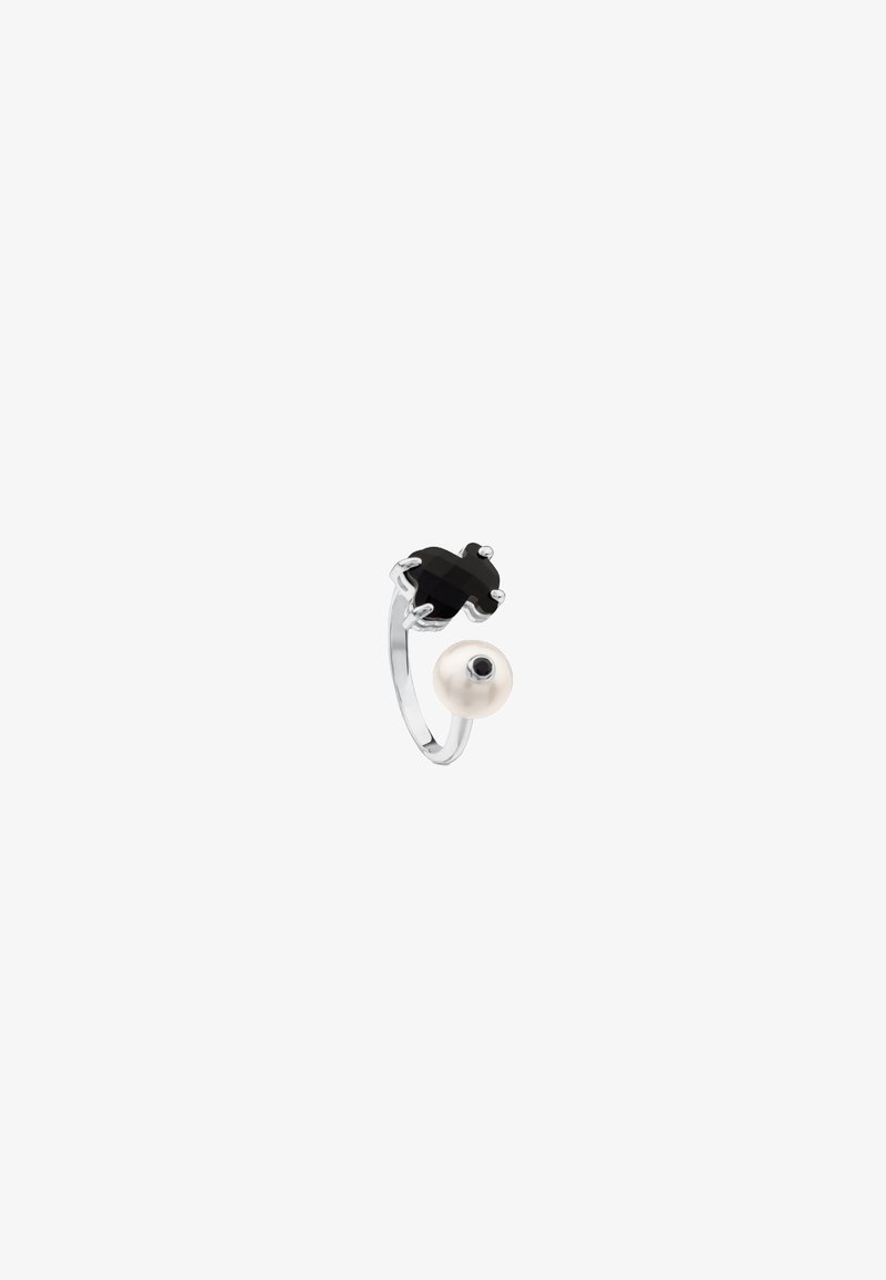 Anillo de plata con una piedra negra facetada y una perla blanca. La banda es lisa con un diseño moderno y minimalista.