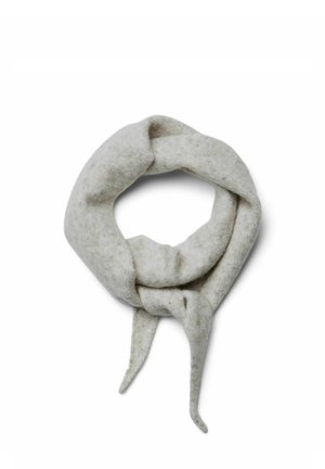 Écharpe en laine tricotée gris clair nouée en nœud lâche, avec des extrémités pointues, présentée sur fond blanc.