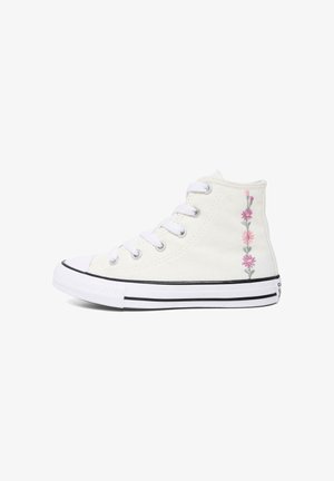 Sneaker alta in tela bianca con ricamo floreale in rosa, dettagli verdi, lacci piatti e punta in gomma; dettaglio di rifinitura della suola nera.