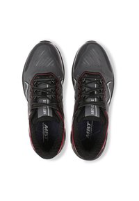 Scarpe da ginnastica nere con dettagli rossi, suola curvata, tomaia testurizzata e dettaglio del logo. Presentano lacci e interno imbottito per il supporto.