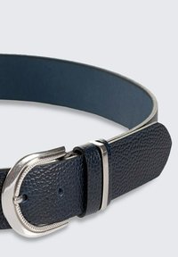 Cintura in pelle blu navy con finitura testurizzata, fibbia metallica argentata e lato inferiore liscio e senza decorazioni. Design con estremità arrotondata.