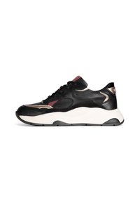 Sneaker nera con pannelli in mesh e suede, con dettagli bordeaux, una suola bianca spessa e un dettaglio sul tallone nero lucido.