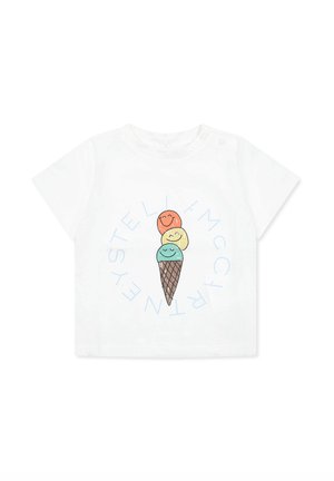 T-shirt bianco a maniche corte con una grafica di tre palline di gelato sorridenti in arancione, giallo e teal su un cono marrone.