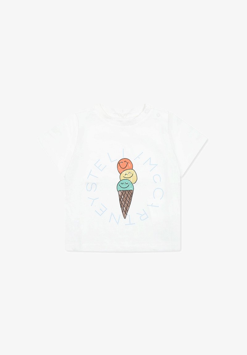 T-shirt bianco a maniche corte con una grafica di tre palline di gelato sorridenti in arancione, giallo e teal su un cono marrone.