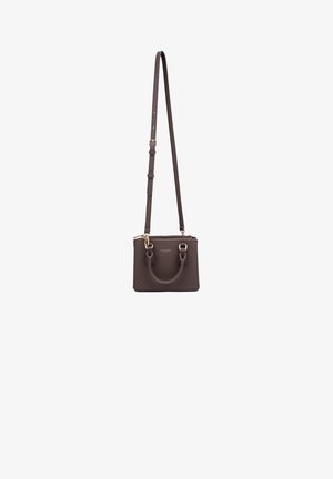 Sac bandoulière en cuir marron avec un design structuré, une poignée supérieure, une sangle réglable et des accents en métal doré. Fermeture zippée sur le dessus.