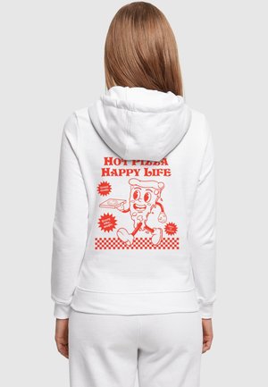 Weißer Kapuzenpullover mit einem großen roten Grafik auf dem Rücken, die eine cartoonhafte Pizza-Figur und den Text "HEISSE PIZZA, GLÜCKLICHES LEBEN" zeigt.