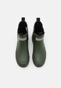 Bocanci de gleznă din cauciuc verde cu un finisaj mat, prezintă un patch cu logo și panouri elastice laterale. Talpa texturată oferă aderență.