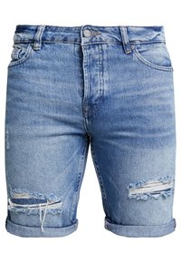 Shorts en denim bleu moyen avec des détails déchirés, présentant des accents déchirés sur les jambes et un ourlet roulé, fermeture à bouton, et cinq poches.