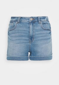 Světle modré džíny kraťasy s ohrnutými lemy, předním knoflíkem, zipem a pětivreckovým designem na bílém pozadí.