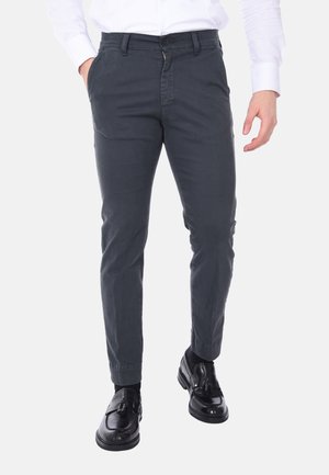 Chino grigio scuro con vestibilità slim, in cotone, con zip e tasche anteriori. Abbinati a mocassini neri per un look raffinato.