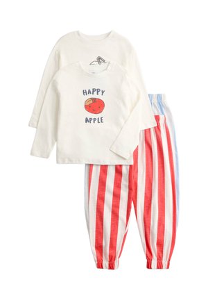 Due completi di pigiami per bambini con magliette bianche a maniche lunghe; il top anteriore ha una stampa "Mela Felice", abbinato a pantaloni a righe rosse e bianche.