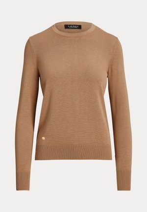 Ανοιχτό καφέ πουλόβερ κατασκευασμένο από απαλό πλεκτό ύφασμα, με στρογγυλή λαιμόκοψη και ριμπ λεπτομέρειες στο τελείωμα. Μικρή λεπτομέρεια με λογότυπο στο κάτω αριστερό μέρος.