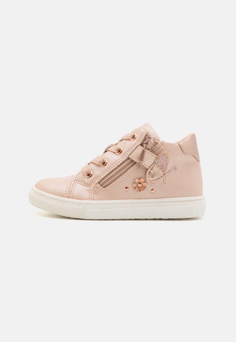 Gaiši rozā sneakers ar gludu ādas apdari, dekoratīvu zieda detaļu un sānu rāvējslēdzēju. Gumijas zole un noapaļota purngala dizains.