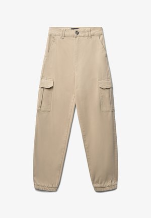 Beige Cargo-Hosen mit hoher Taille, elastischen Bündchen, seitlichen Taschen und Klapptaschen an den Beinen. Hergestellt aus leichtem Stoff.
