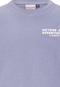 Lichtpaarse sweatshirt van zacht materiaal, met een ronde hals en witte bedrukte tekst: "RETOUR JEANS ESSENTIAL IT STARTS WITH."