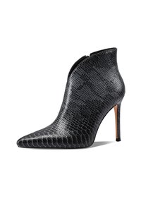 Stivale alla caviglia in pelle di serpente nera con punta affusolata, silhouette elegante e tacco a stiletto sottile. La chiusura con zip sul retro aggiunge funzionalità.
