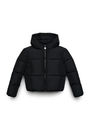 Giubbotto impermeabile nero con cappuccio, chiusura con zip e design trapuntato con cuciture orizzontali evidenti. Texture morbida e liscia e lunghezza cropped.