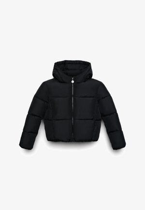 Schwarze Pufferjacke mit Kapuze, Reißverschluss vorne und gestepptem Design mit auffälligen horizontalen Nähten. Sanfte, glatte Textur und verkürzte Länge.