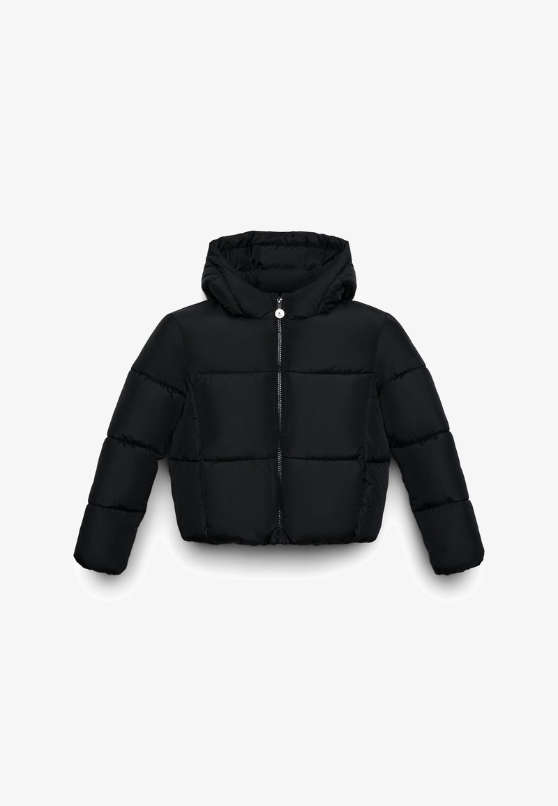 Schwarze Pufferjacke mit Kapuze, Reißverschluss vorne und gestepptem Design mit auffälligen horizontalen Nähten. Sanfte, glatte Textur und verkürzte Länge.