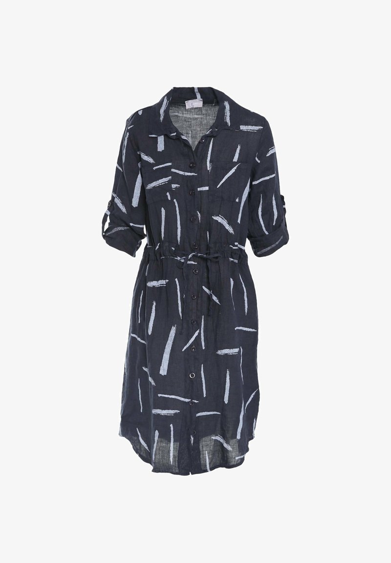 Abito camicia in lino blu navy con motivo a pennellate bianche, apertura frontale con bottoni, colletto e vita con cintura. Maniche a 3/4 con risvolti.