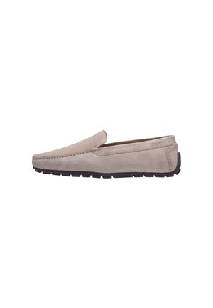 Mocassino slip-on in camoscio beige chiaro con suola in gomma nera e logo discreto del marchio sul pannello laterale del tallone.