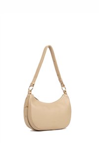 Bolso de hombro de cuero beige con forma curva, detalles de hardware en dorado y correa ajustable. Textura lisa con un sutil detalle del logotipo.