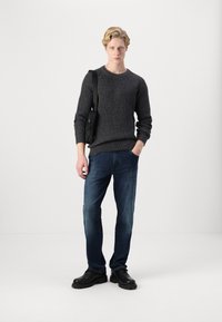 Jack & Jones JJJONES CREW NECK - Džemperis - asphalt