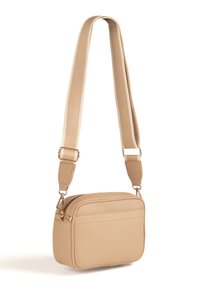 Borsa a tracolla beige con texture, chiusura con zip, tracolla regolabile e hardware in tonalità oro. Forma rettangolare con bordi lisci.