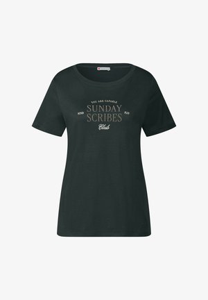 Czarna koszulka z krótkim rękawem, wykonana z miękkiego materiału, z centralnym wzorem: "SUNDAY SCRIBES Club" w beżowym, tłoczonym napisie z dekoracyjnymi akcentami.