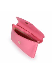 Clutch in pelle rosa con una texture liscia, chiusura zip e bottone a scatto dorato. L'interno presenta scomparti e slot per carte.
