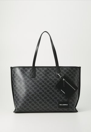 Sort tote taske med mønstret overflade, der har to håndtag, en rektangulær form og en aftagelig lynlåspung. Karl Lagerfeld branding synlig.