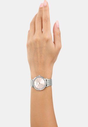 Silberne Armbanduhr mit einem runden, roségoldenen Zifferblatt und Metallgliederarmband. Die Uhr zeichnet sich durch ein einfaches Design mit minimalen Markierungen aus.
