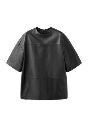 Top de cuero negro con mangas cortas, con una forma amplia y un escote redondo. El diseño incluye costuras visibles y detalles en panel.