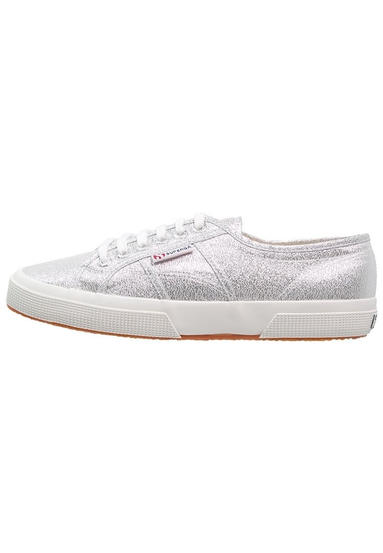 Sneaker bassa argento glitter con lacci bianchi, suola in gomma bianca e una piccola etichetta del marchio sul lato.