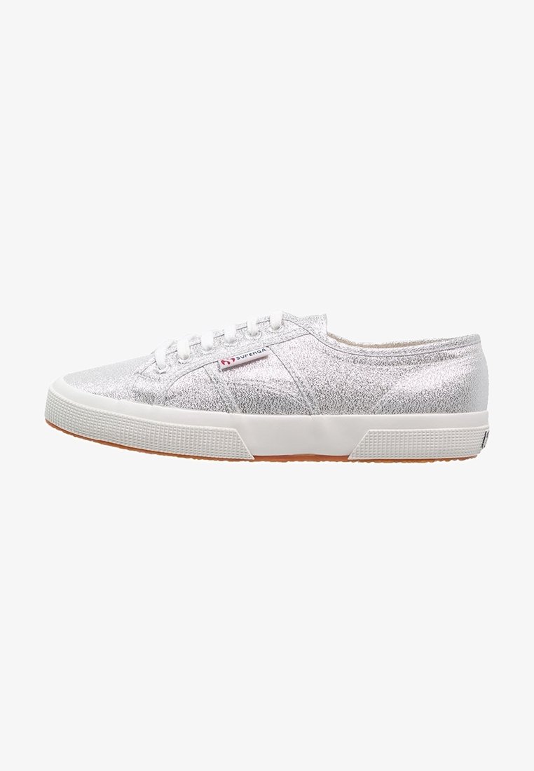 Sneaker bassa argento glitter con lacci bianchi, suola in gomma bianca e una piccola etichetta del marchio sul lato.